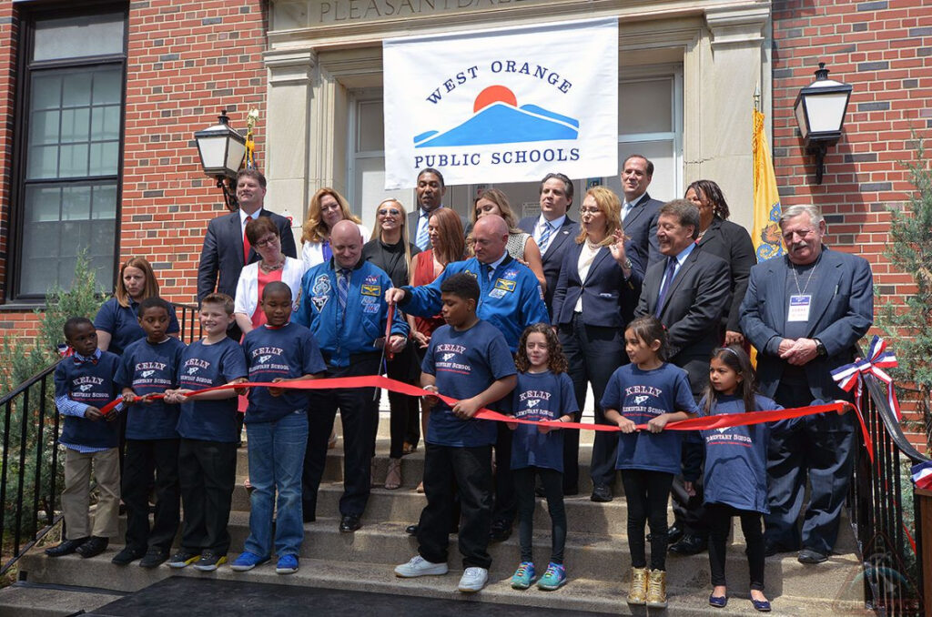 Kelly Elementary Astronaut Twins Honored With Grade School Renaming 