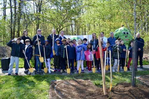 Bryden School Students Help Beachwood Mayor Plant Trees For Arbor Day 